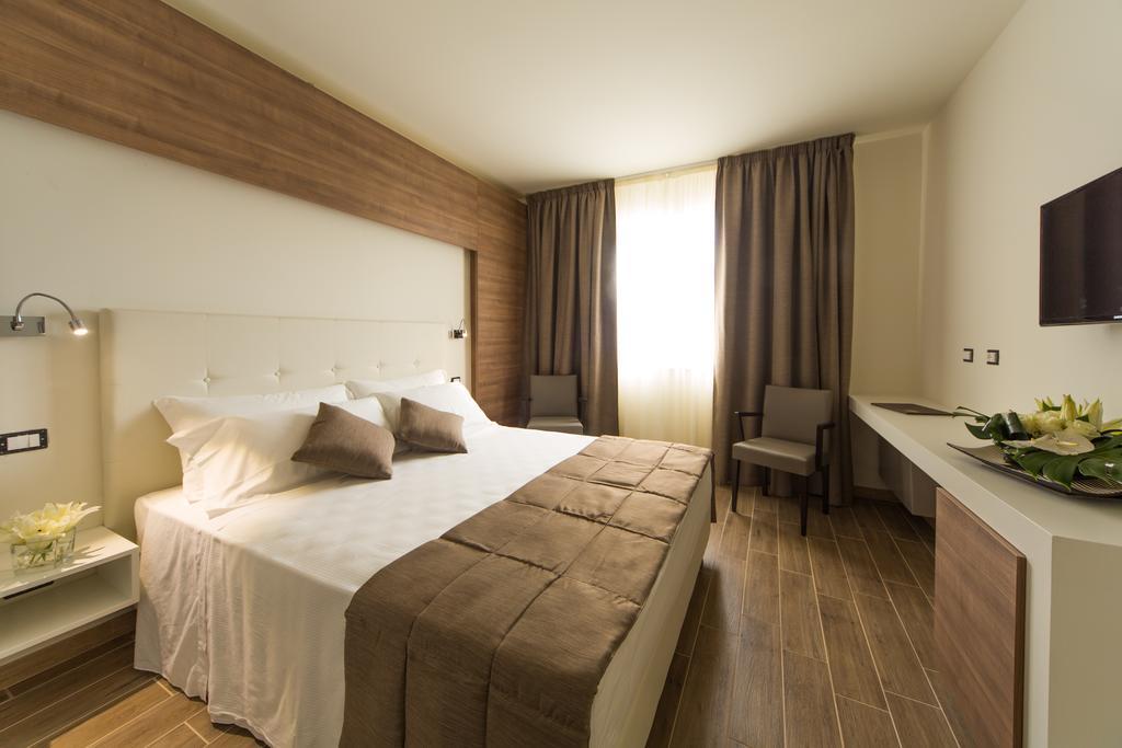 Street Hotel Комакио Стая снимка