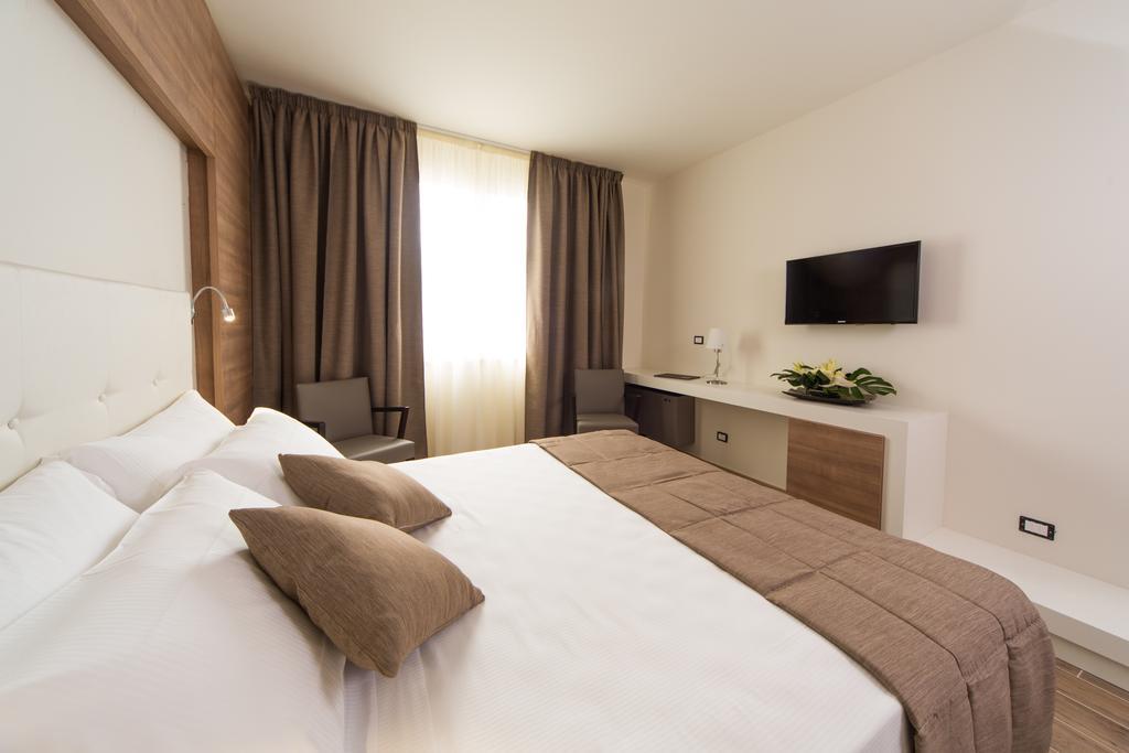 Street Hotel Комакио Стая снимка