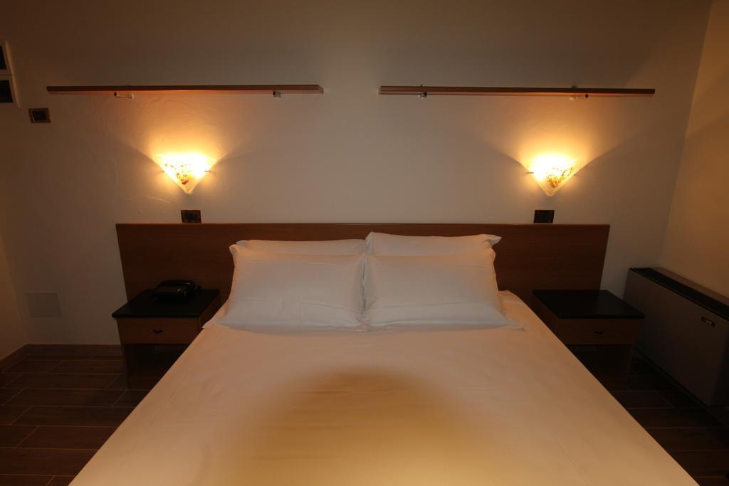 Street Hotel Комакио Стая снимка
